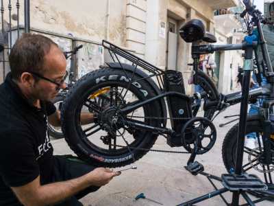...Ho iniziato a studiare, cercando anche di comprendere come si stava evolvendo il settore, non fermandomi neanche quando hanno cominciato a portarmi qui queste nuove e-bike. Ebbene, ora posso definirmi un esperto di bici �tecnologiche��